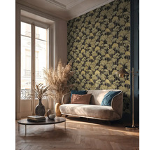 Woonkamer met bank, salontafel en patroonbehang