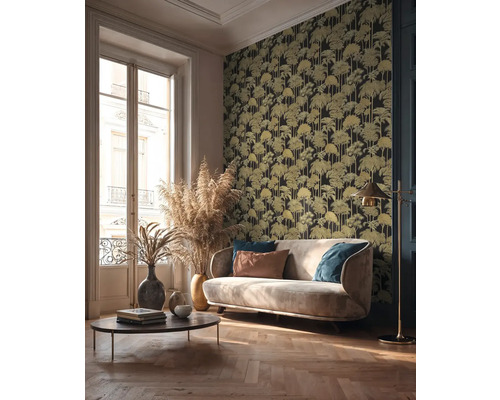 Woonkamer met bank, salontafel en patroonbehang