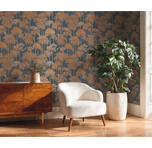 Scene met een dressoir, een fauteuil en een muur met boombehang