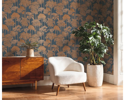 Scene met een dressoir, een fauteuil en een muur met boombehang