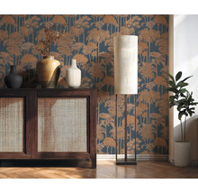 Woonkamer met donkerhouten kast, verschillende vazen, staande lamp en blauw behang met boommotief