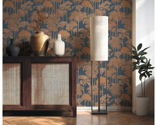 Woonkamer met donkerhouten kast, verschillende vazen, staande lamp en blauw behang met boommotief
