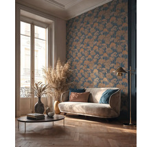 Woonkamer met bank, salontafel, staande lamp en wandbekleding met boommotief