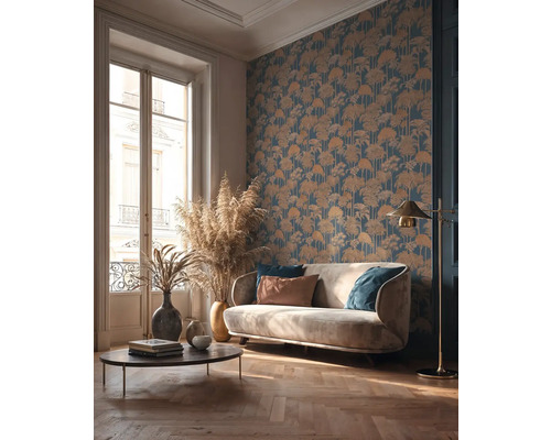 Woonkamer met bank, salontafel, staande lamp en wandbekleding met boommotief