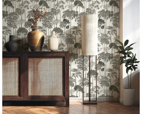 Interieuridee met dressoir, staande lamp en behang met print voor een gezellige sfeer.