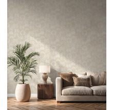 Woonkamer met beige palmenbehang, bank, bijzettafel en kamerplant