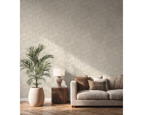 Woonkamer met beige palmenbehang, bank, bijzettafel en kamerplant