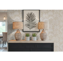 Decoratieve scène met twee tafellampen, kamerplanten, een ingelijste bladfoto en een console