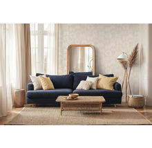 Woonkamer met blauwe bank, houten tafel, spiegel en tapijt