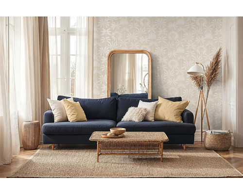 Woonkamer met blauwe bank, houten tafel, spiegel en tapijt