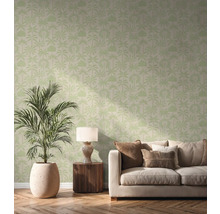 Woonkamer met bank, bijzettafel, lamp, kamerplant in pot en behang met palmmotief