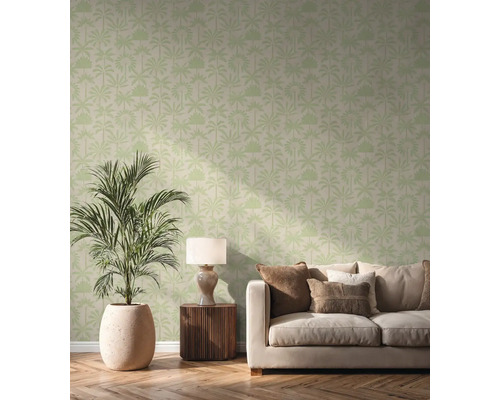 Woonkamer met bank, bijzettafel, lamp, kamerplant in pot en behang met palmmotief