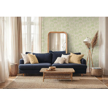 Woonkamer met bank, tafel, spiegel en behang met palmmotief