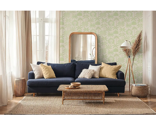 Woonkamer met bank, tafel, spiegel en behang met palmmotief