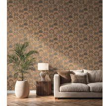 Woonkamer met bank, kamerplant en behang met patroon