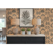 Decoratief interieur met behang met patroon, twee tafellampen, kamerplanten en een ingelijste bladprint