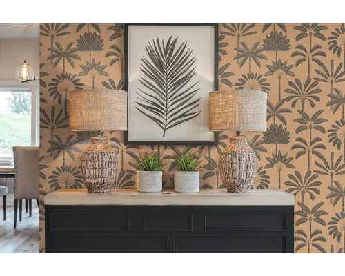 Decoratief interieur met behang met patroon, twee tafellampen, kamerplanten en een ingelijste bladprint