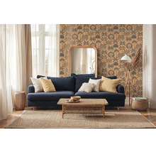 Woonkamer met blauwe bank, houten tafel, spiegel en patroonbehang