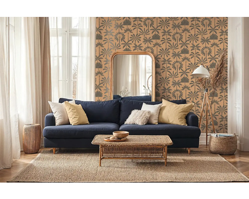 Woonkamer met blauwe bank, houten tafel, spiegel en patroonbehang