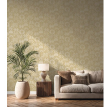 Woonkamer met patroonbehang, bank, tafellamp en kamerplant