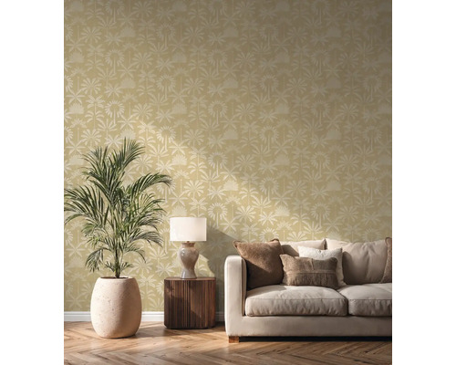 Woonkamer met patroonbehang, bank, tafellamp en kamerplant