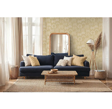 Woonkamer met bloemetjesbehang, bank, spiegel en tapijt