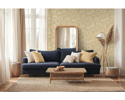 Woonkamer met bloemetjesbehang, bank, spiegel en tapijt