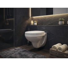 Moderne badkamer met hangtoilet, handdoeken en decoratie