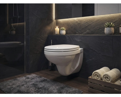 Moderne badkamer met hangtoilet, handdoeken en decoratie