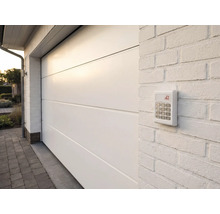 Garage met garagedeur en numeriek toetsenbord