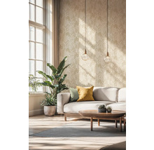 Lichte woonkamer met patroonbehang, bank, salontafel en kamerplanten