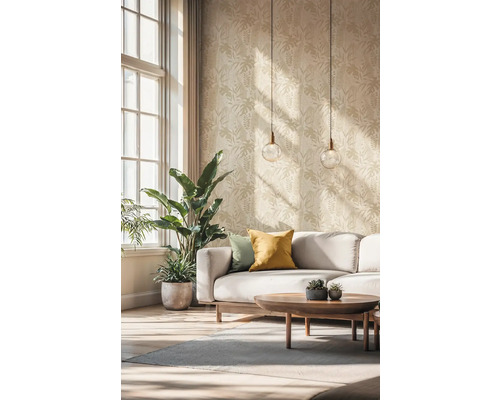 Lichte woonkamer met patroonbehang, bank, salontafel en kamerplanten