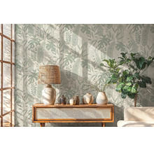 Woonkamer met botanisch behang, tafel met lamp en decoratie