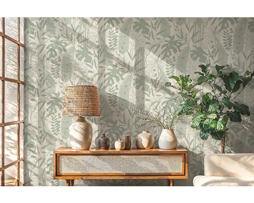 Woonkamer met botanisch behang, tafel met lamp en decoratie