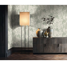 Woonkamer met botanisch behang, staande lamp en houten dressoir