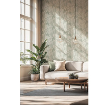 Lichte woonkamer met patroonbehang, bank, tafel en kamerplanten.