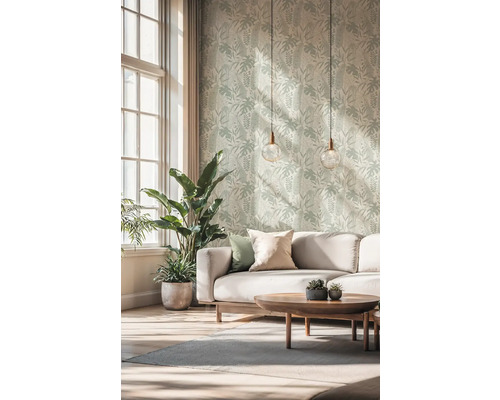 Lichte woonkamer met patroonbehang, bank, tafel en kamerplanten.