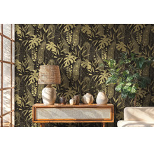 Woonkamer met junglebehang, dressoir, tafellamp en kamerplant