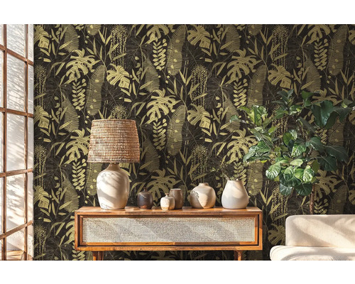 Woonkamer met junglebehang, dressoir, tafellamp en kamerplant