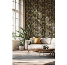 Woonkamer met patroonbehang, bank en kamerplanten