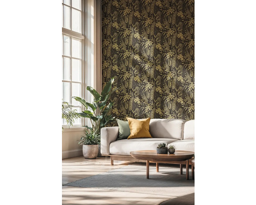 Woonkamer met patroonbehang, bank en kamerplanten