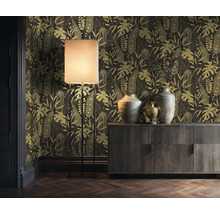 Decoratief interieur met een patroonbehang met plantmotieven, een vloerlamp en een houten kast