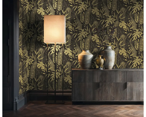 Decoratief interieur met een patroonbehang met plantmotieven, een vloerlamp en een houten kast