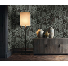 Decoratieve kamer met exotisch behang, staande lamp en houten dressoir