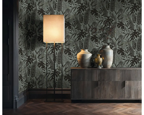 Decoratieve kamer met exotisch behang, staande lamp en houten dressoir