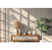 Woonkamerscène met lamp, vazen, plant en dressoir