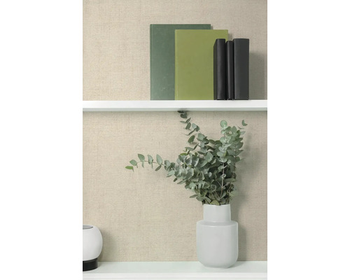 Decoratieve plank met boeken en een vaas met eucalyptus