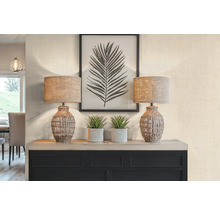 Decoratief interieur met tafel, lampen en planten