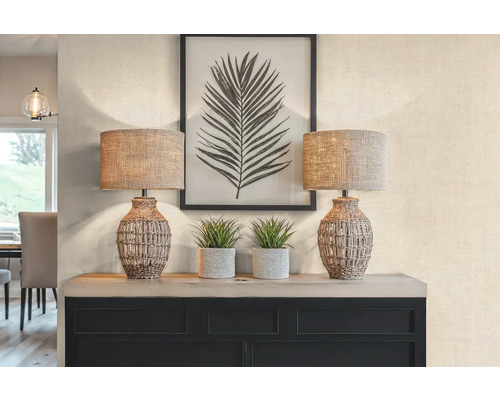 Decoratief interieur met tafel, lampen en planten