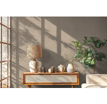 Decoratieve woonkamer met lamp, planten en dressoir